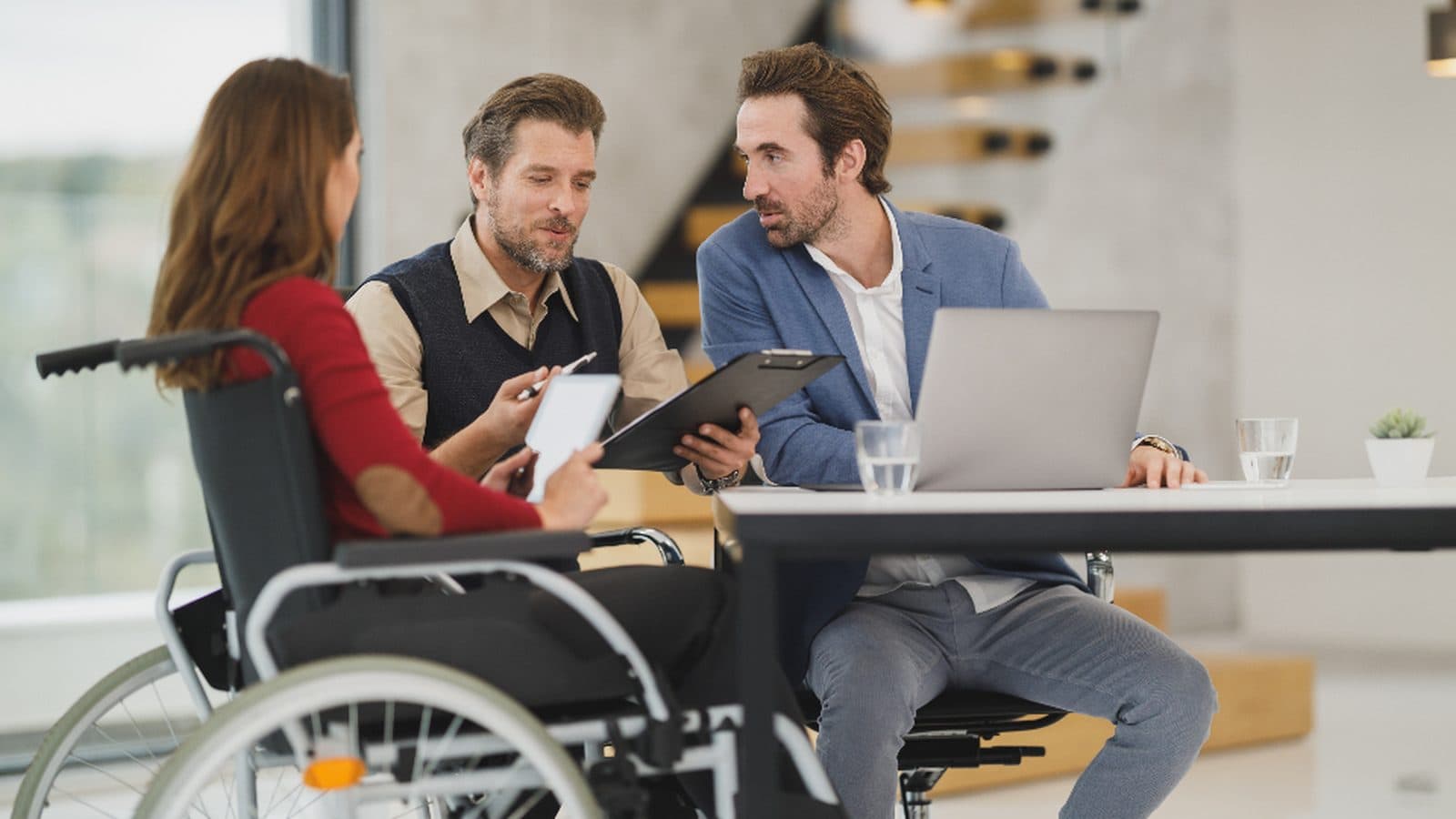 Equipe diversa reunida ao redor de uma mesa de trabalho
