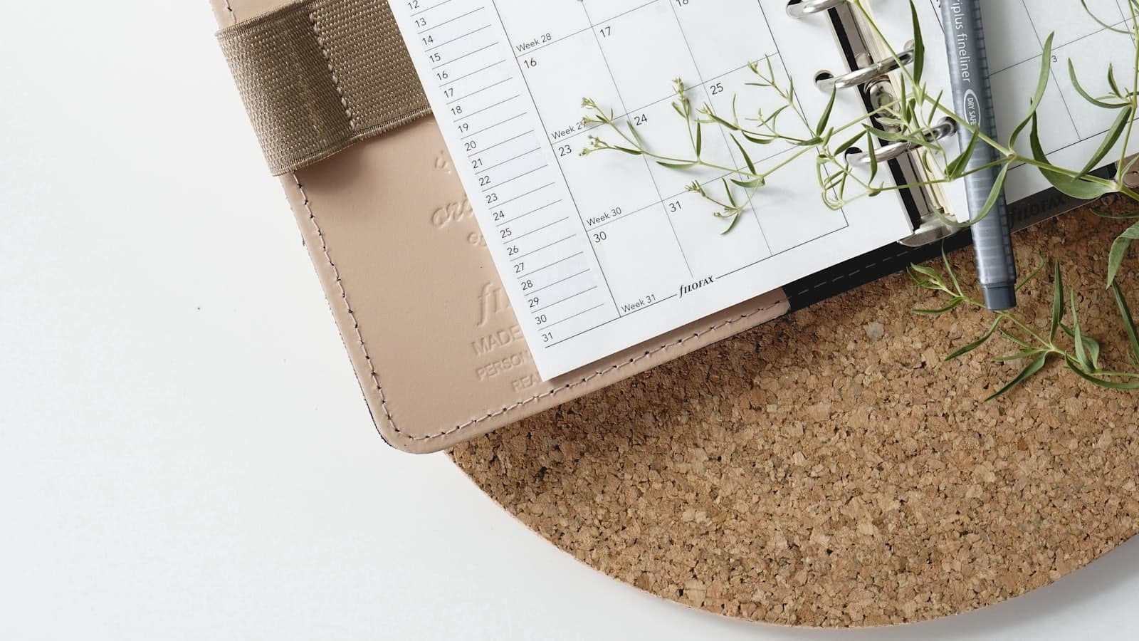 Caneta sobre uma agenda de mesa aberta