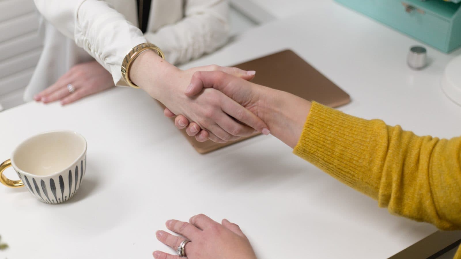 Duas pessoas trabalhando à mesma mesa em um escritório