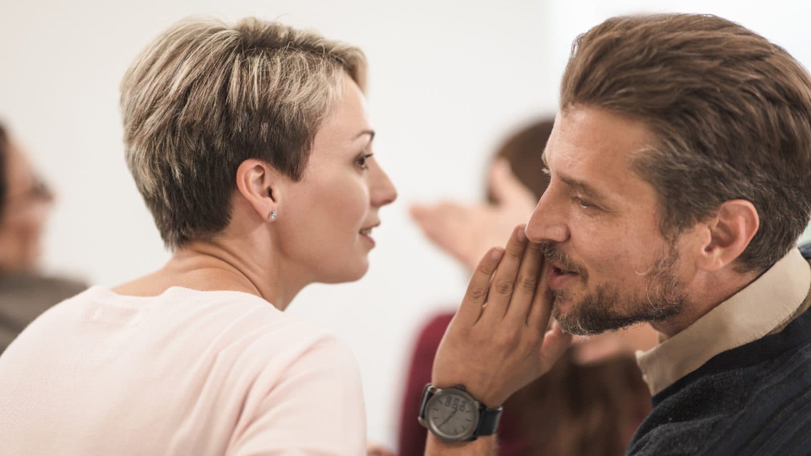 Duas pessoas conversando em um ambiente de trabalho