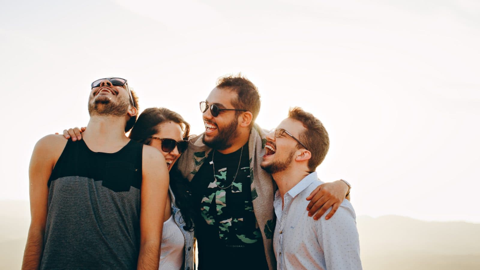 Grupo de pessoas de braços dados, ao ar livre