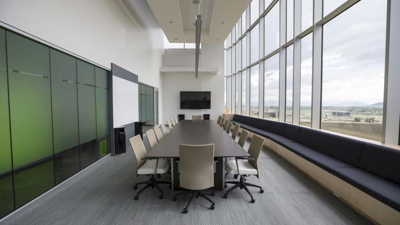 Sala de reunião corporativa com mesa longa e cadeiras